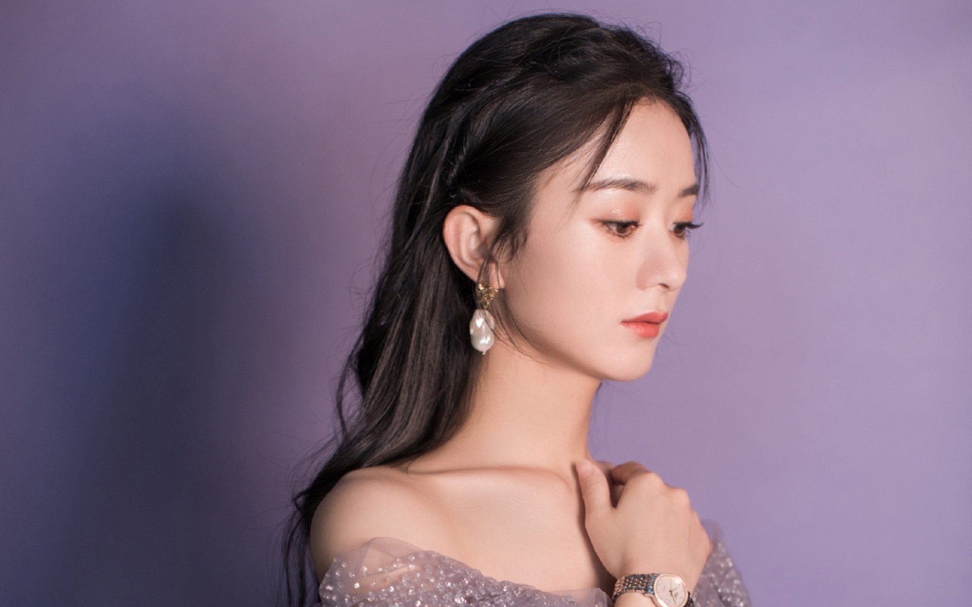 “飞盘：三叉湖田径场上的空中激情与极限对抗”