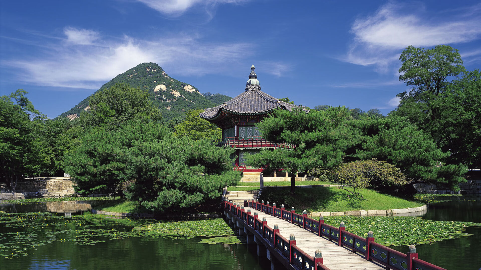 那不勒斯中场控球优势确保节奏连贯，那不勒斯中场球员