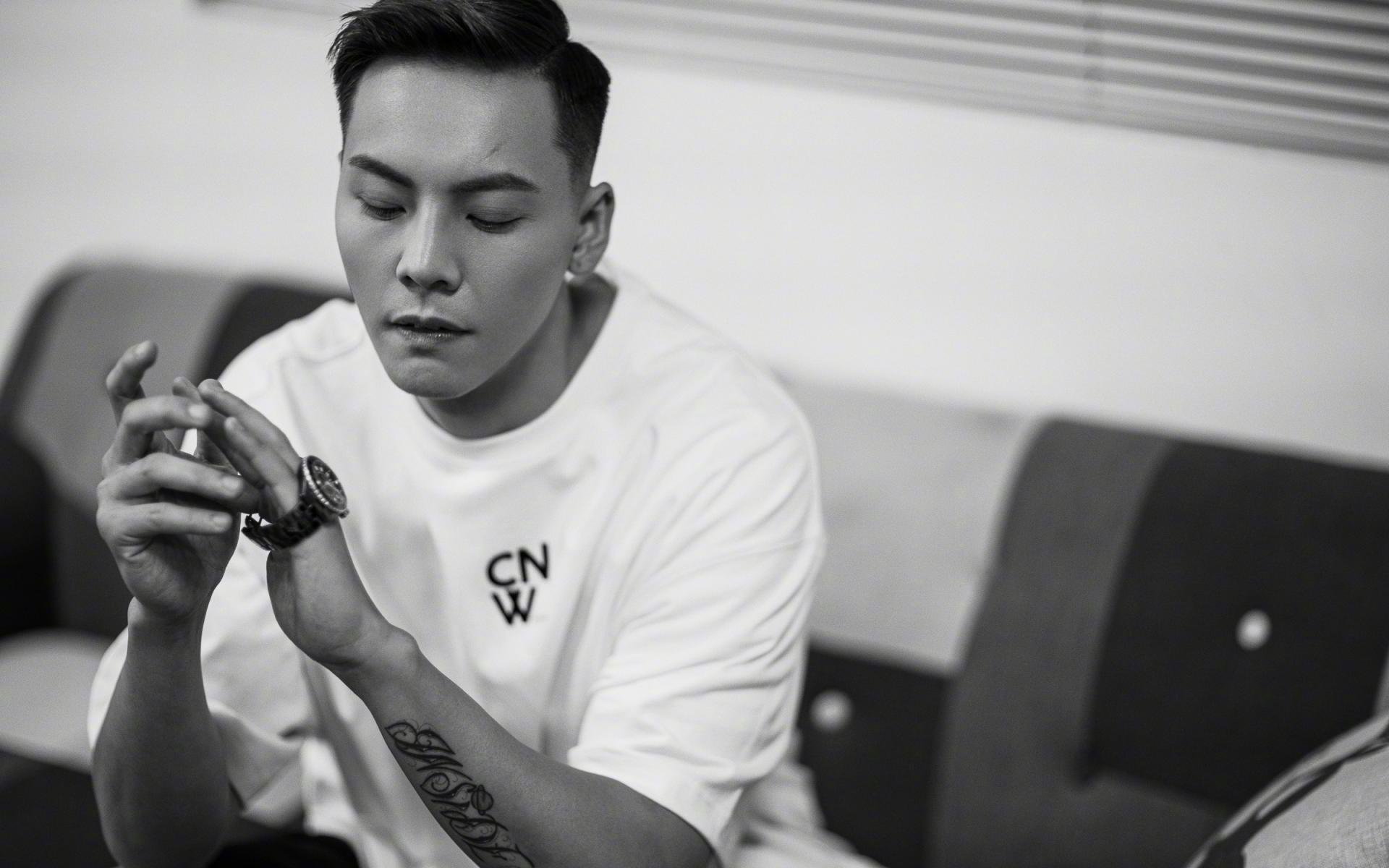 高台跳水选手动作协调 稳定性佳，高台跳水动作名称